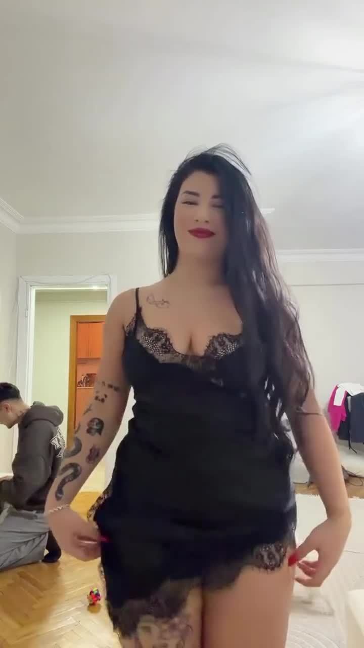Gözde Akgül Tease Kalça Sallama