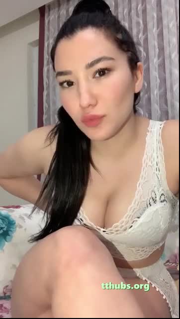 Burcu Yıldız Göğüs Dekoltesi Tango Yayın
