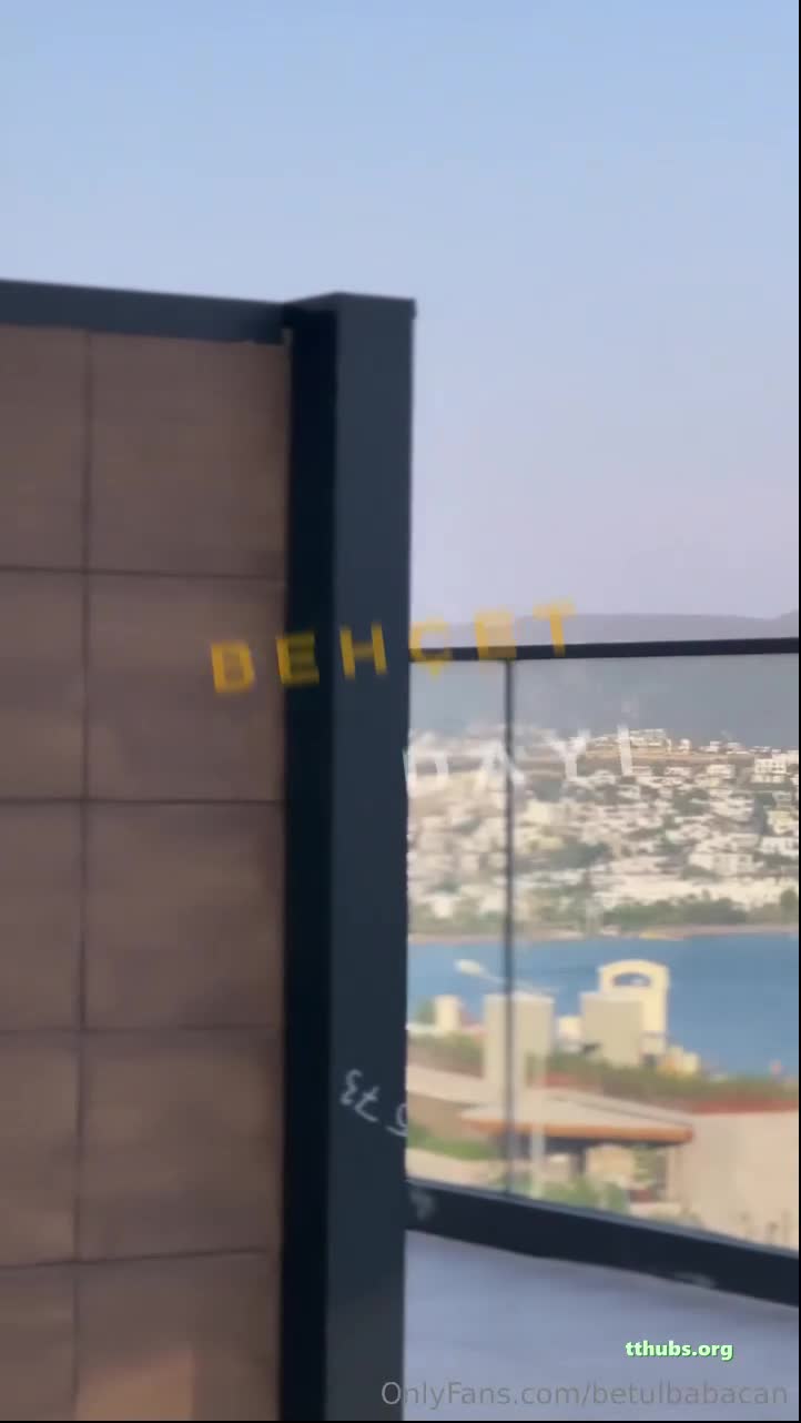 Betül Babacan Balkonda Popo Sallama