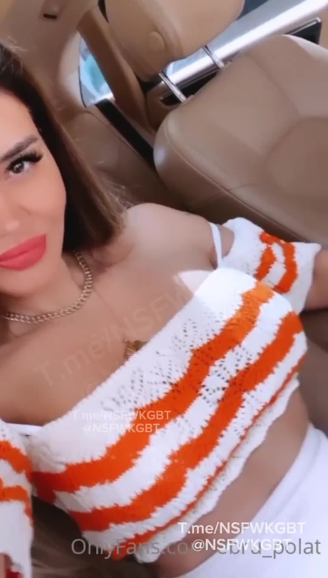Ebru Polat Arabada Göğüs Sallama