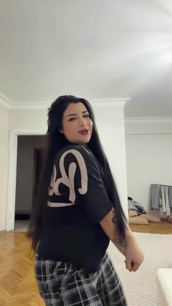 Gözde Akgül Dans Kalça Yere İndiriyor