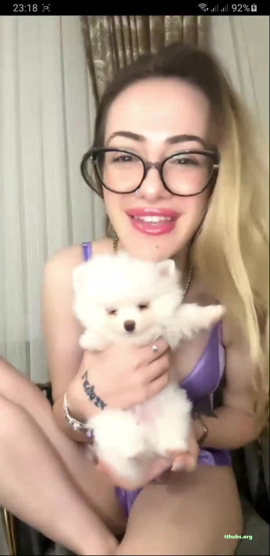 Öznur Güven Mor Bikinide Köpek Kucağı Dudak Büzme