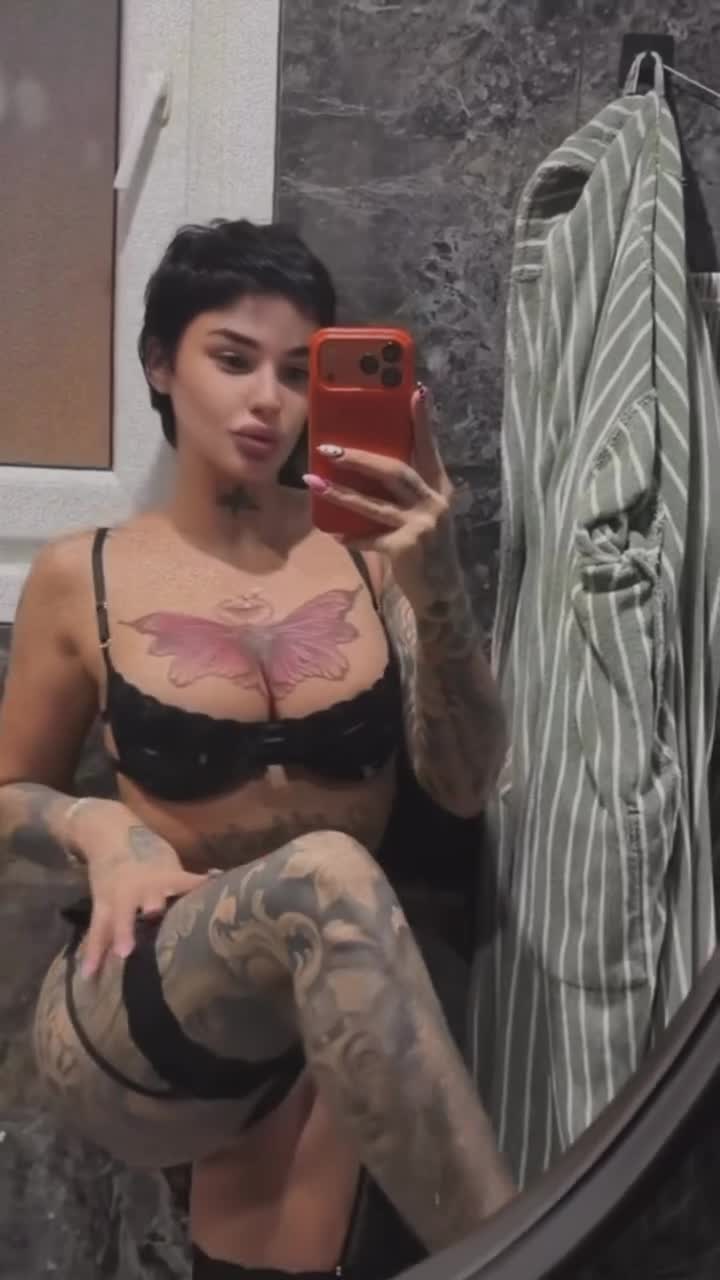 Hilal Çelik Banyoda Bacak Açma Selfie