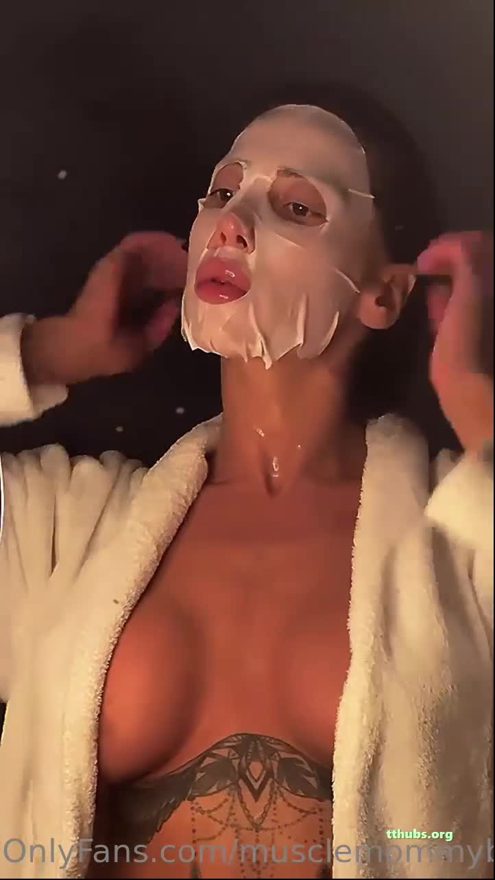 Maskeli Hatun Robe Acip Gogus Avucluyor