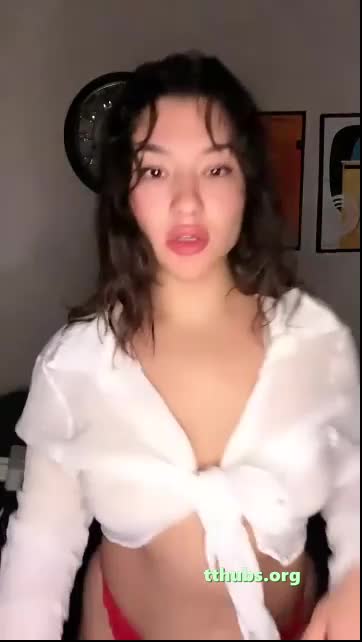 Burcu Yıldız Kırmızı Tanga Sallıyor