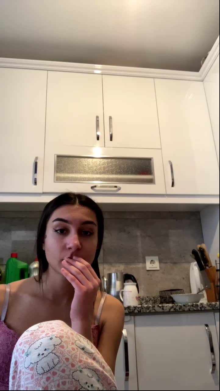 Ceyda Sevim Mutfakta Bacak Tutma Oyunu