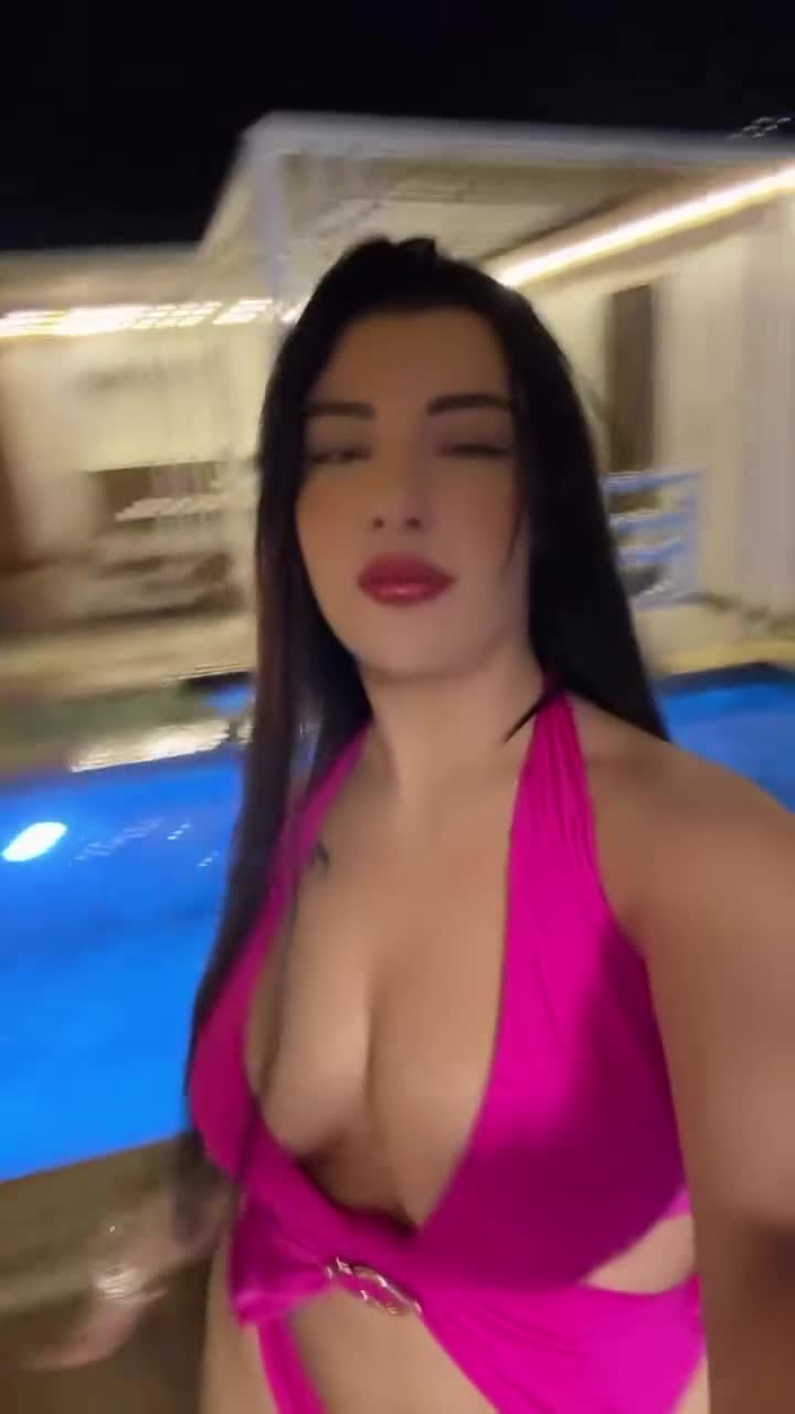 Gözde Akgül Havuz Göğüs Sallama