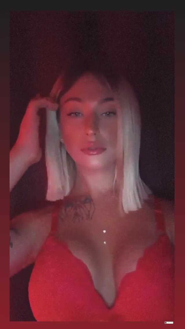 Simay Tektaş Ifsa Kırmızı Sutyen Göğüs Tease