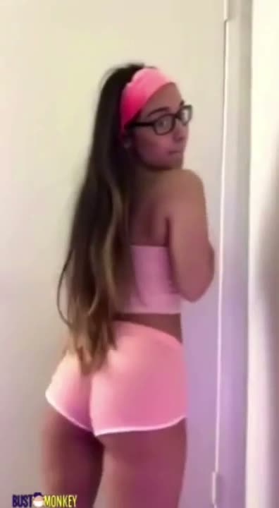 Amatör Kız Pembe Şortla Arkadan Kalça Gösteriyor