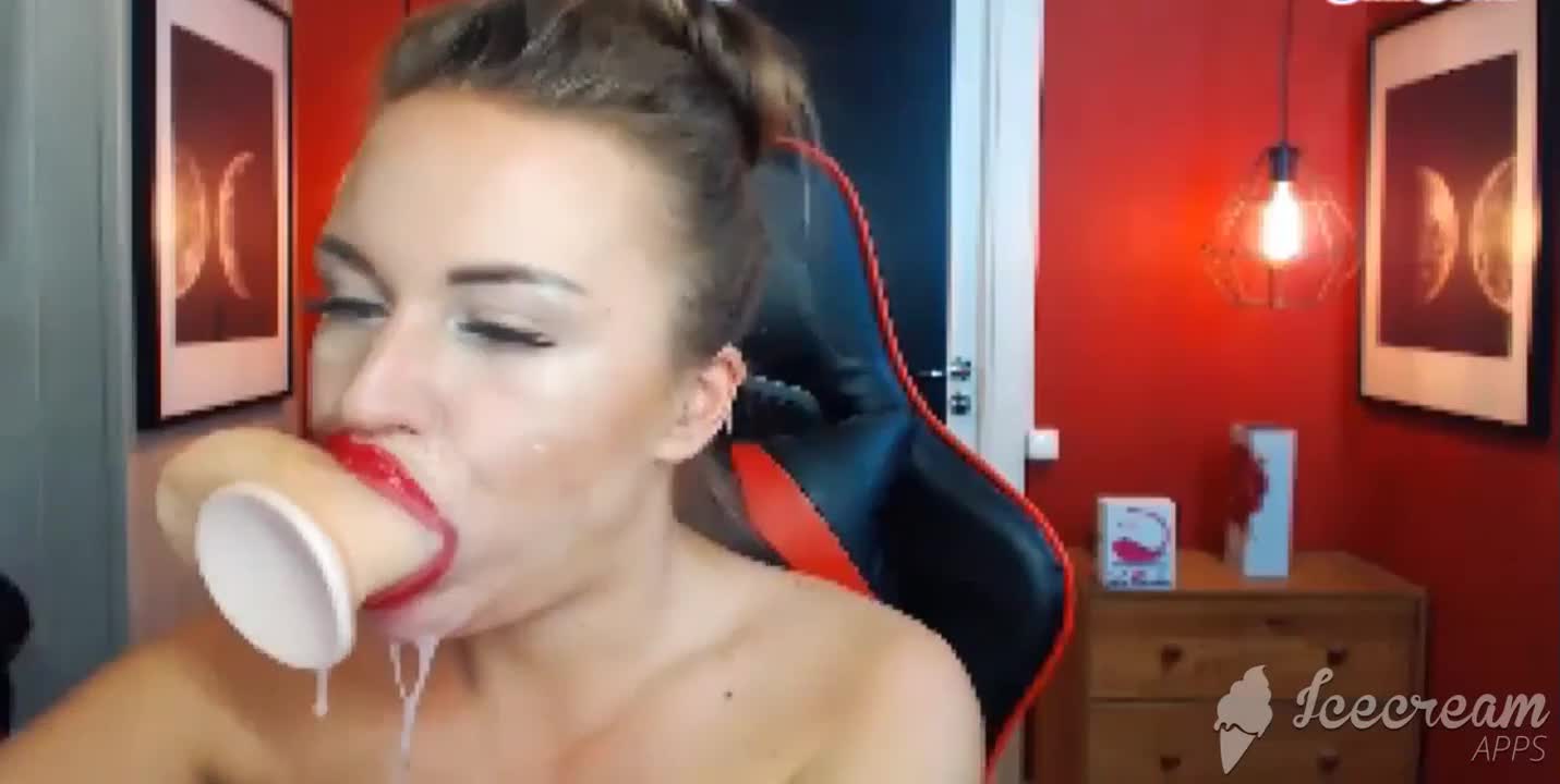 Amatör Kız İki Dildoyu Ağzına Sokup Emiyor Ifsa