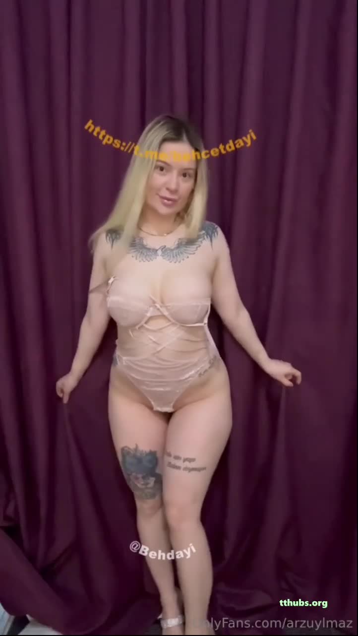 Arzu Yılmaz Pembe Bodysuit Göğüs Sallama