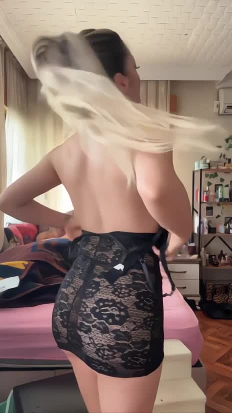 Simge Barankoğlu Kalça Sallama Dansı