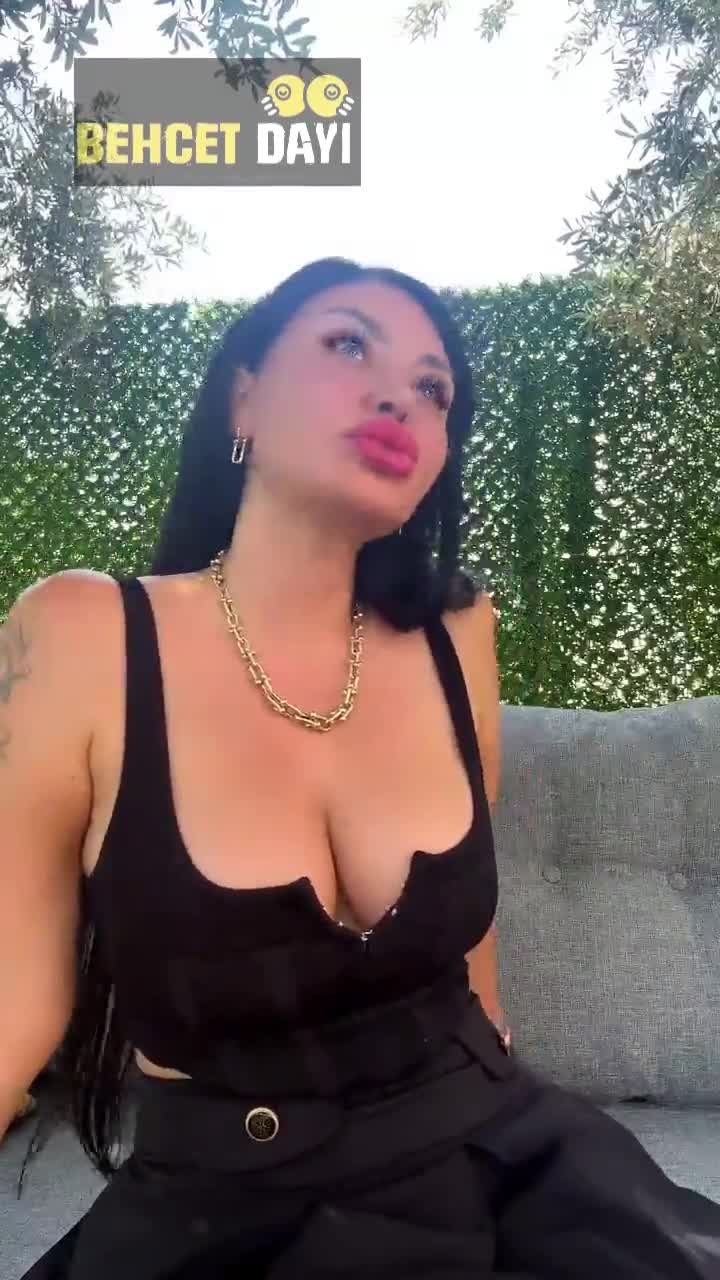 Ebru Polat Dekolte Bluz Dudak Büzme