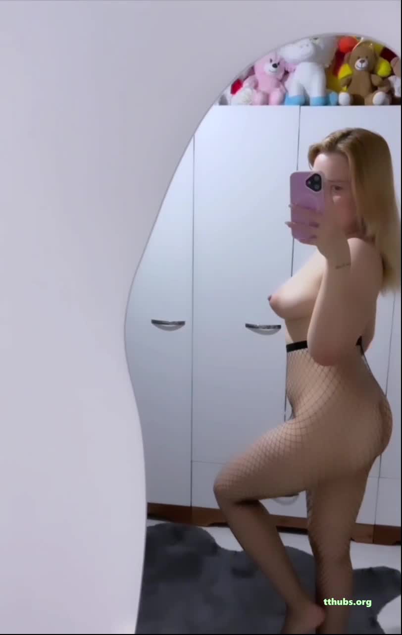 Ecrin Dilek Gökçe Ayna Karşısı Kalça Sallıyor