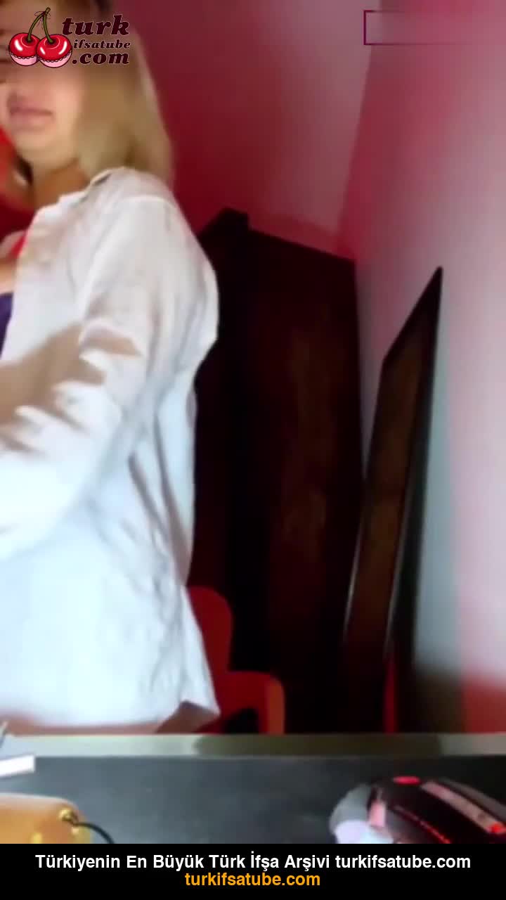 Naz Elbir Gömlek Aralayıp Sutyen Gösteriyor