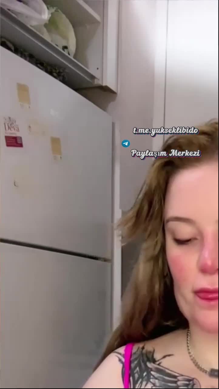 Arzu Yılmaz Göğüs İfşası Mutfak Şovu