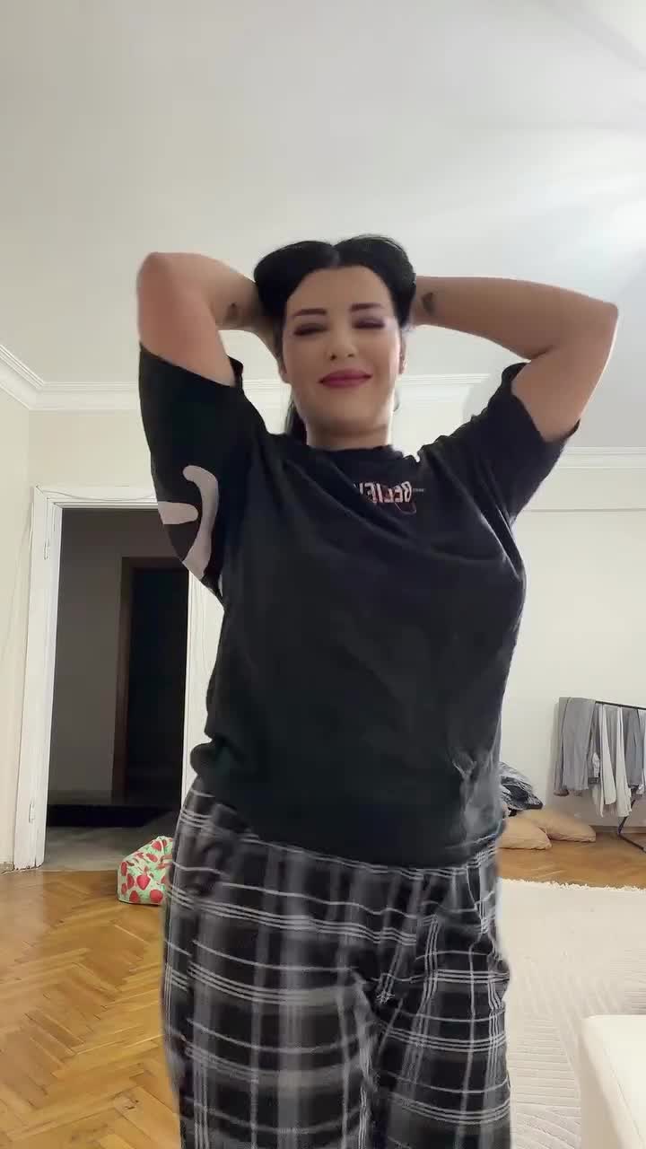 Gözde Akgül Dans Pijama Göğüs Sallama