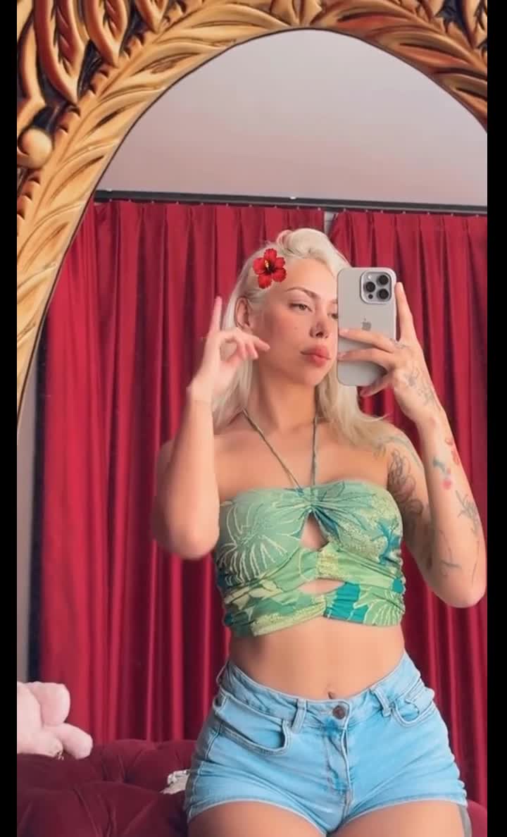 Şeyda Nur Tunç Yeşil Askılı Şortlu Poz
