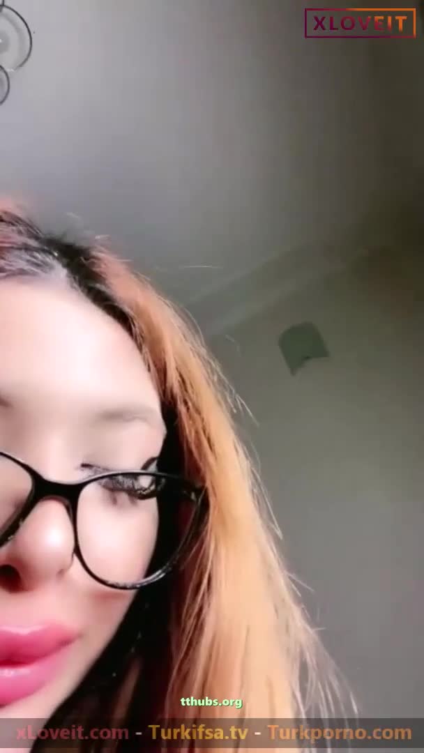 Gözlüklü Dudak Yalıyor Tango Yayın