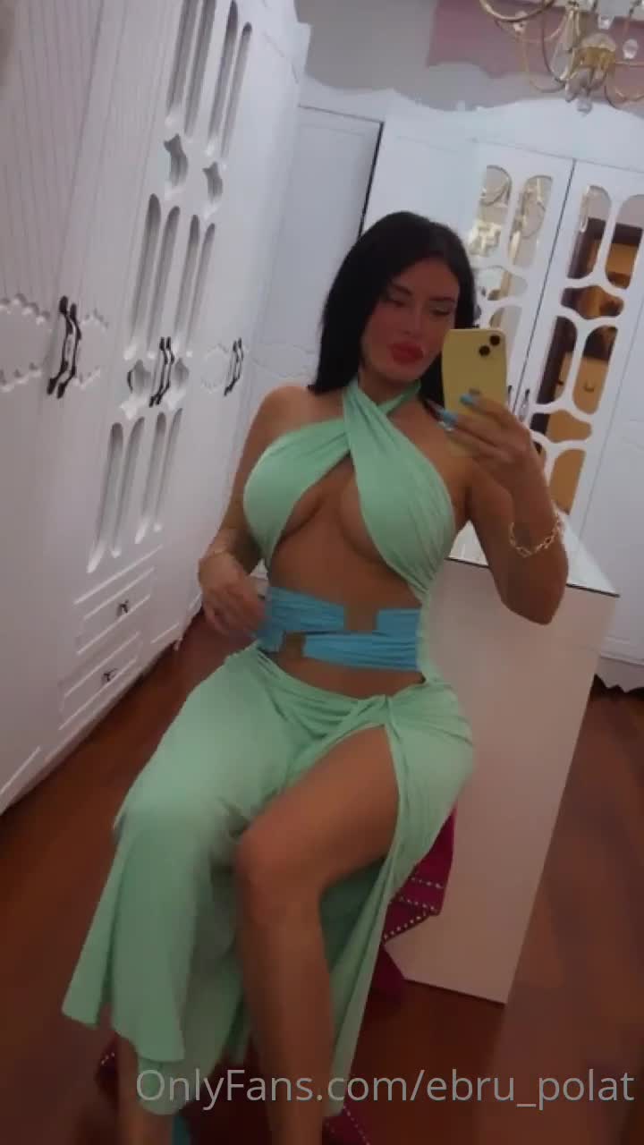 Ebru Polat Ifsa Yeşil Elbise Bacak Açma