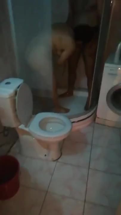 Amatör Çift Duşta Domalma Sikis