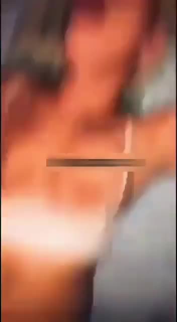 Simay Tektaş Sutyen İndirip Nude Gösteri