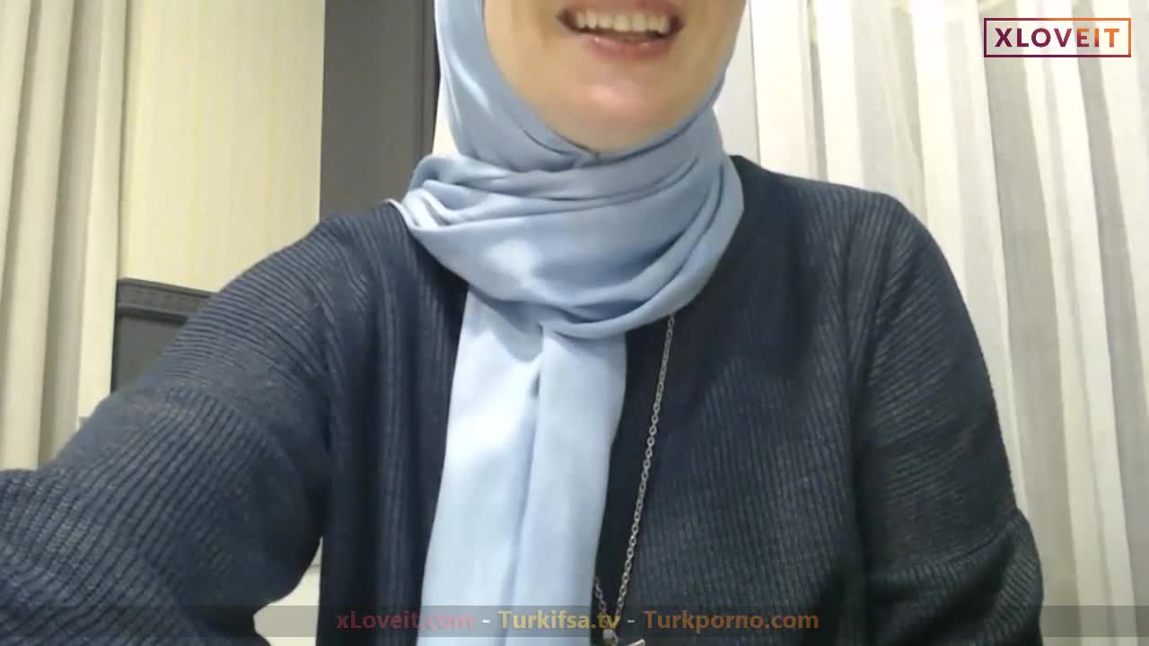 Türbanlı Tease Ifsa Yanağını Oksuyor