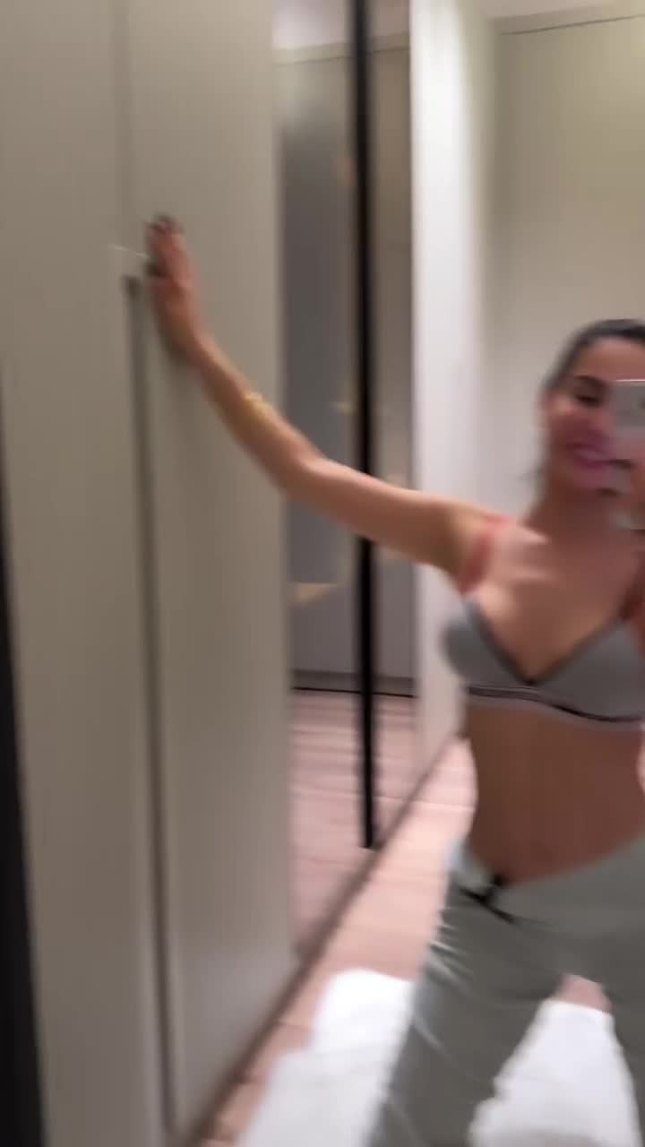 Ece Ronay Tease Koridorda Selfie Dansi