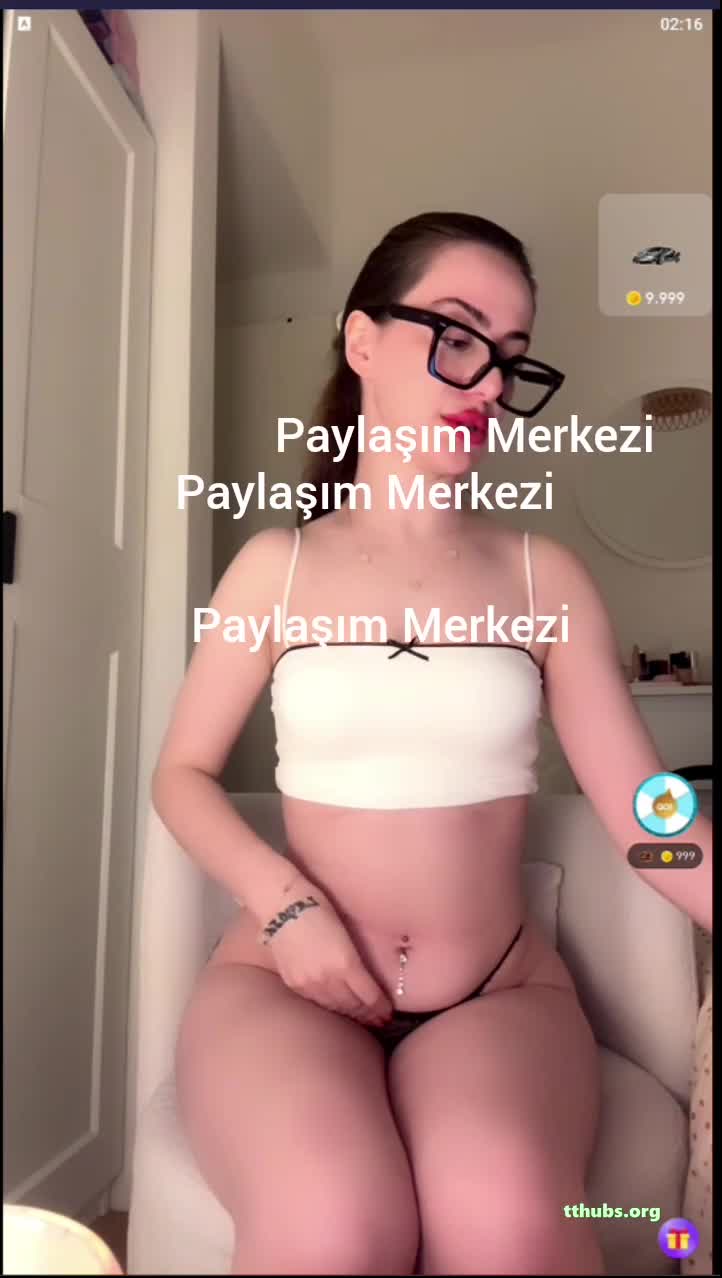 Öznur Güven Beyaz Body Kalça Avuçlama