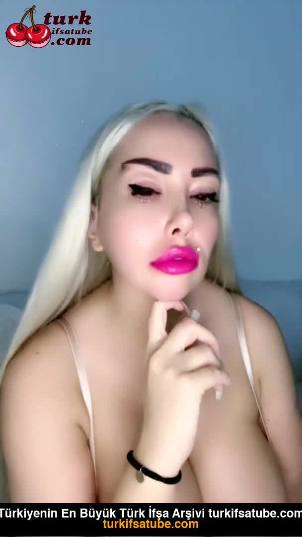 Ilçin Karagöz Beyaz Kıyafetle Göğüs Açıyor