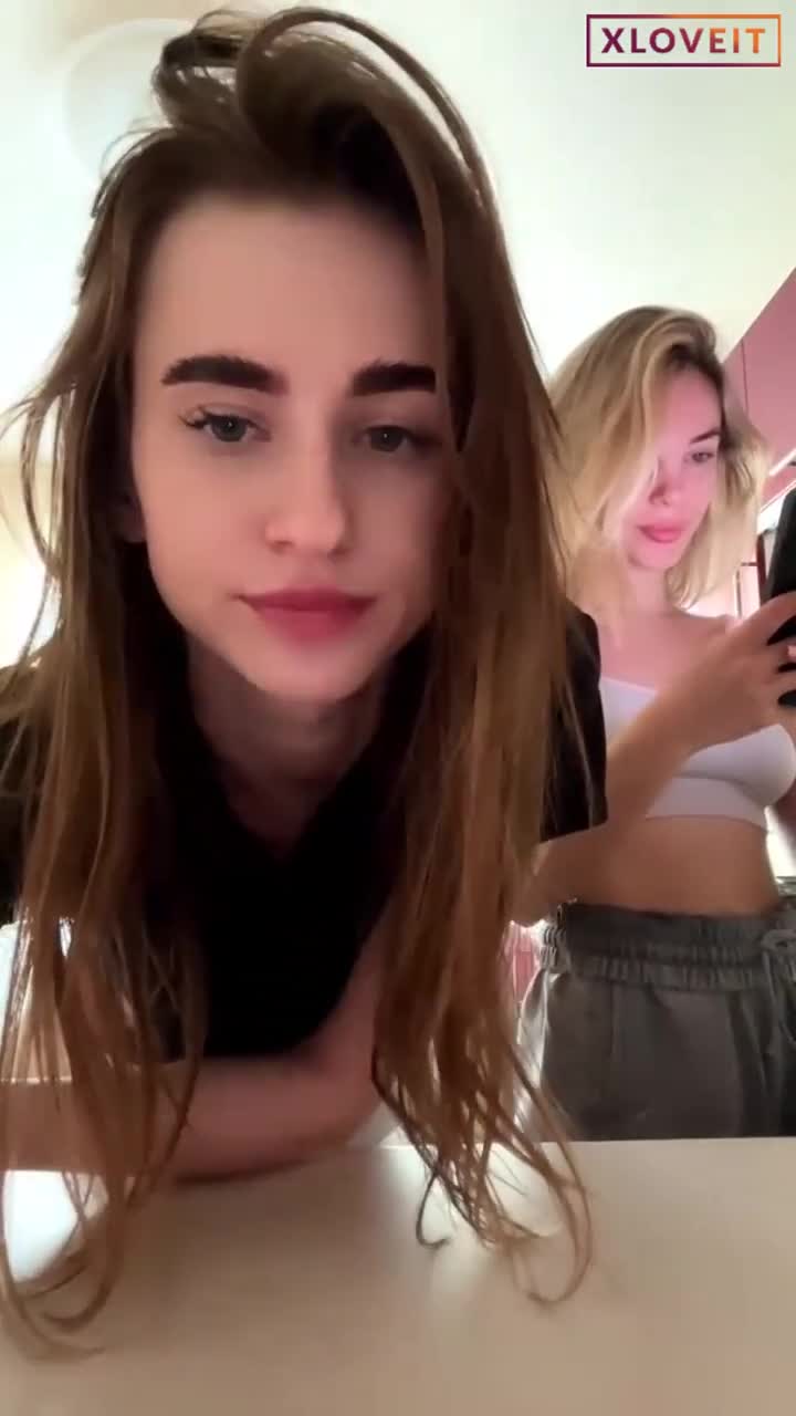 Lezbiyen Rus Kızlar Webcam Pozu