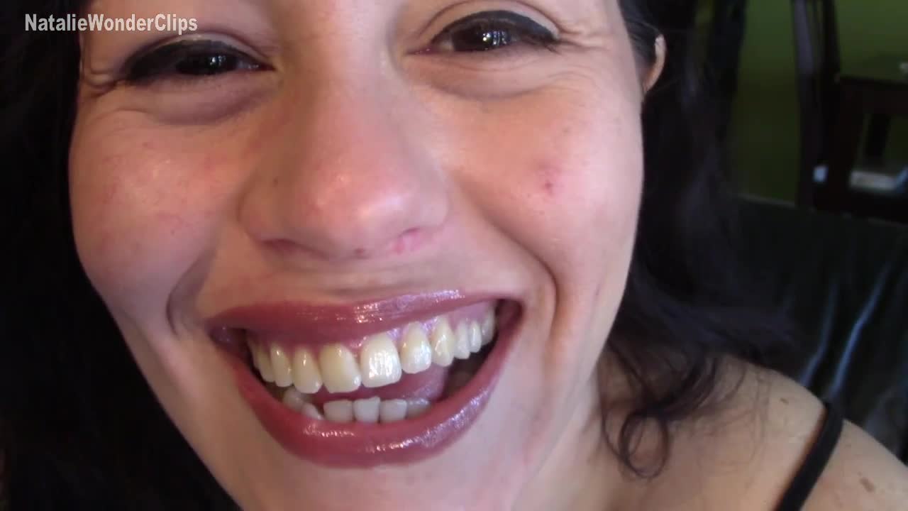 Agiz Ifsa Hatun Boğaz Gösterisi Yakın Çekim