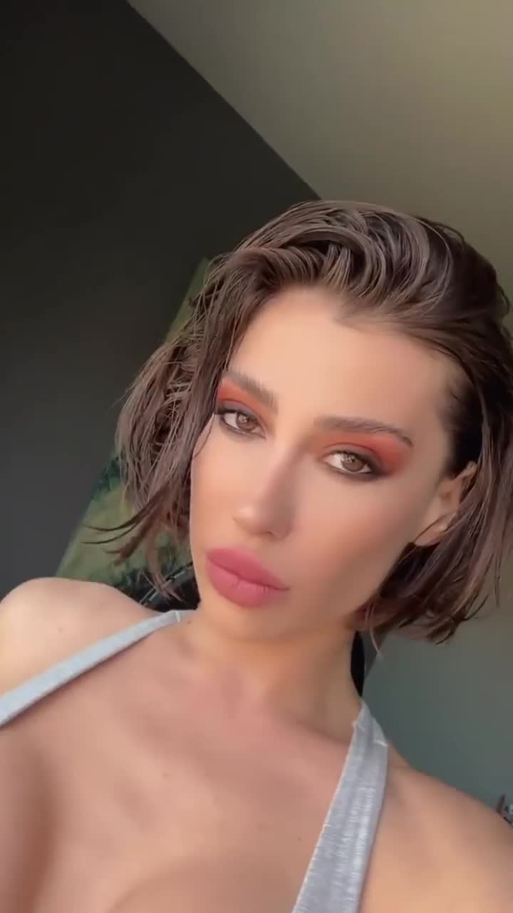Gri Askılı Göğüs Gösterisi Ifsa