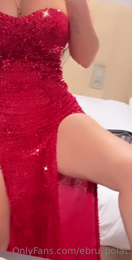 Ebru Polat Pullu Elbise Bacak Açma