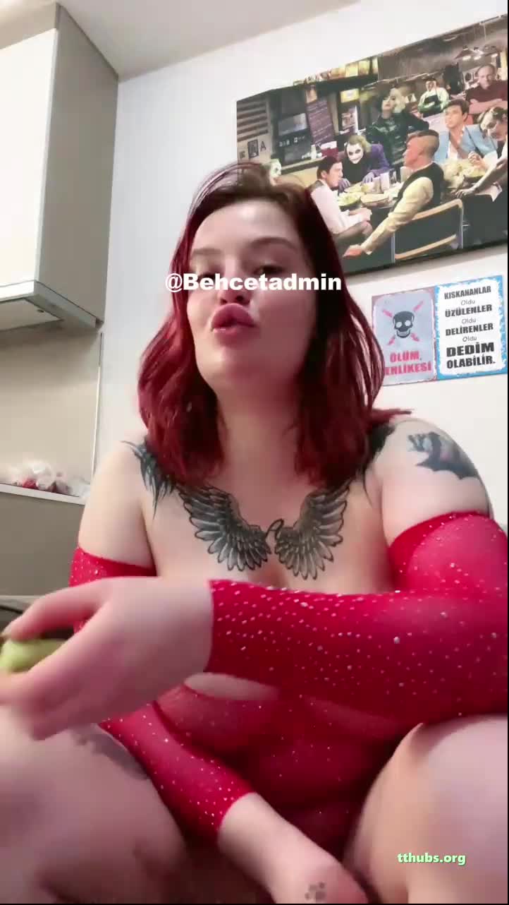 Milf Arzu Yılmaz Pullu Elbise Memeleri Acik