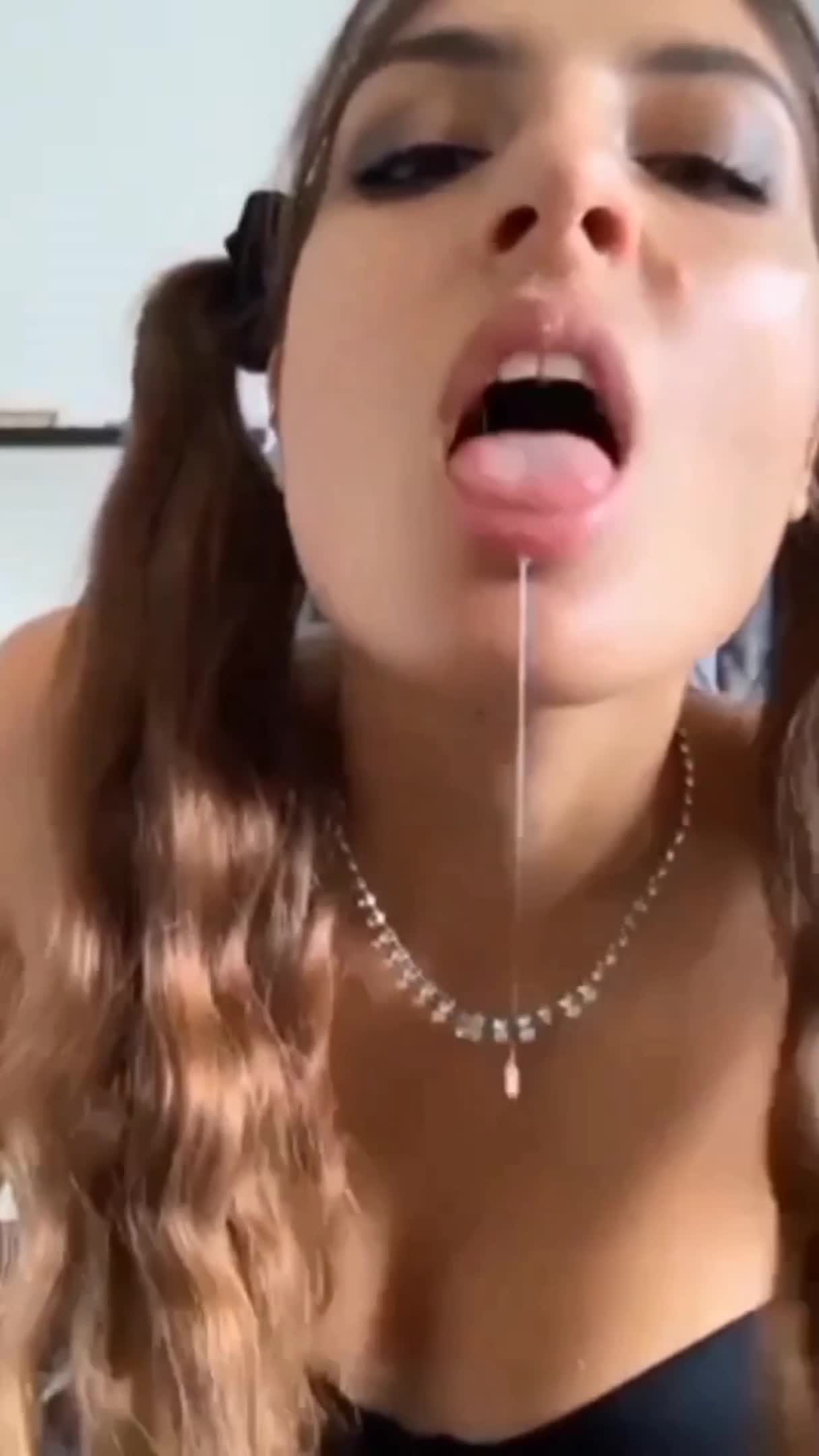 Emily Thunder Tükürük Fışkırtma Solo