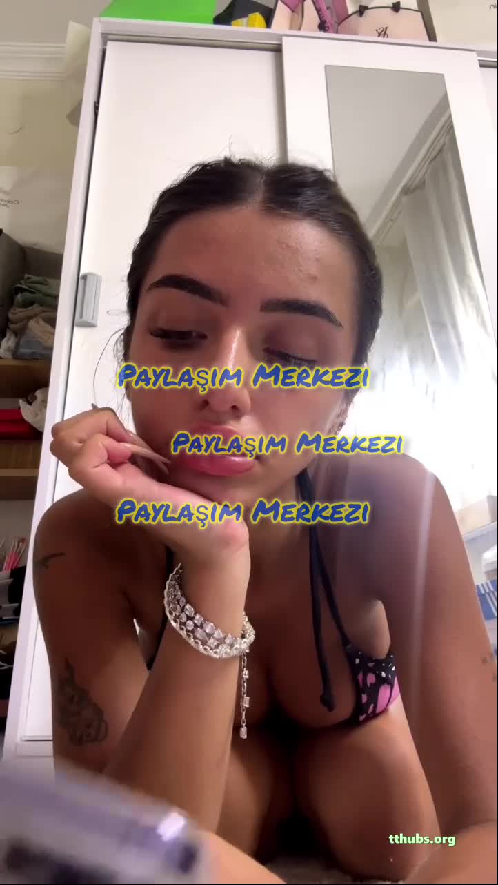 Elanur Ayan Pembe Bikini Göğüs Sallama