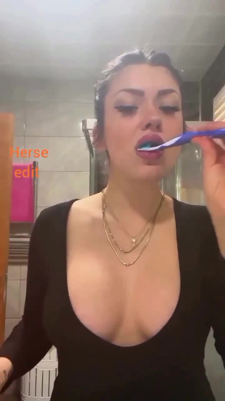 Simge Barankoğlu Ifsa Banyo Göğüs Sallama