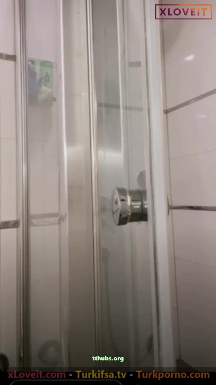 HelloDespina Duşta Bacak Sabunlama