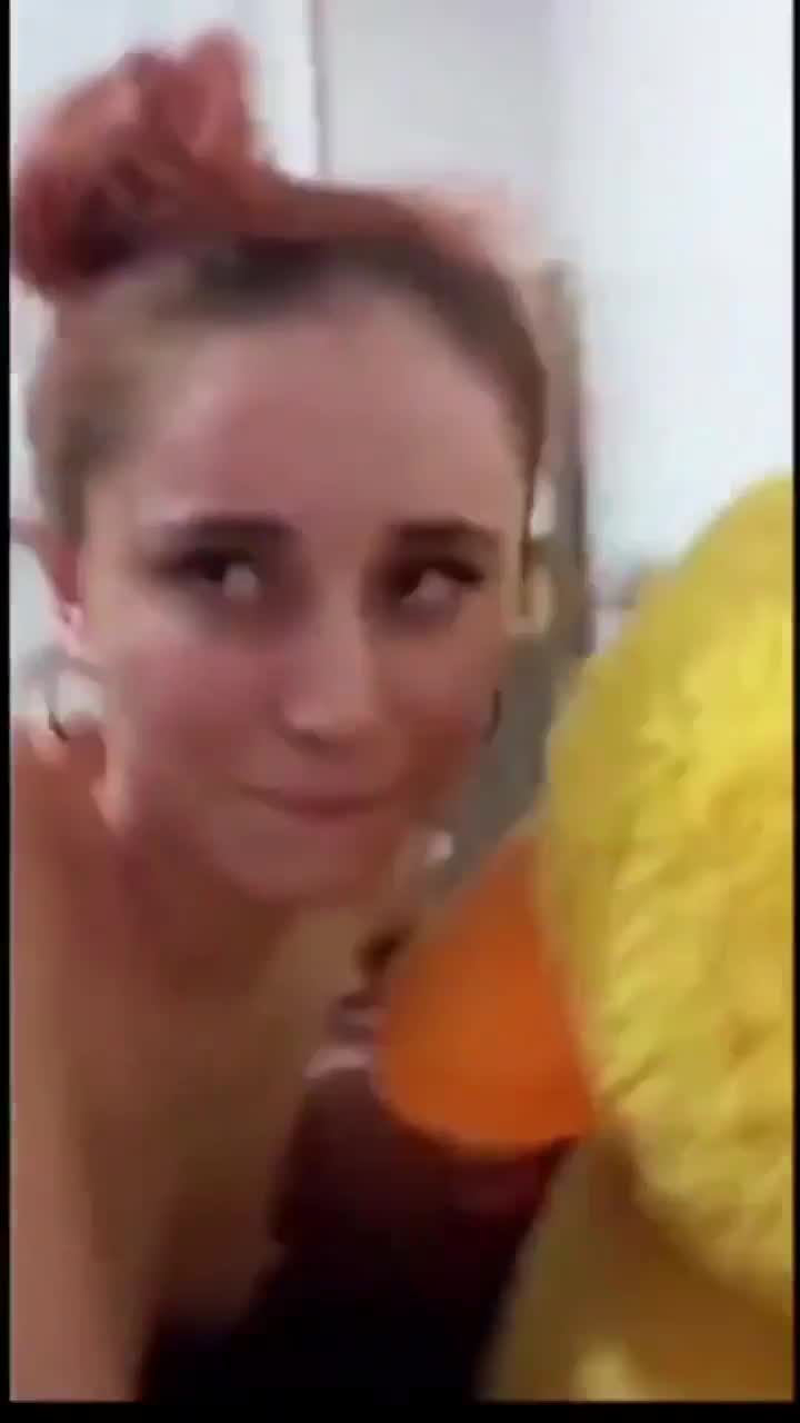 Gavat Karısını Ördek Kostümlüye Siktiriyor