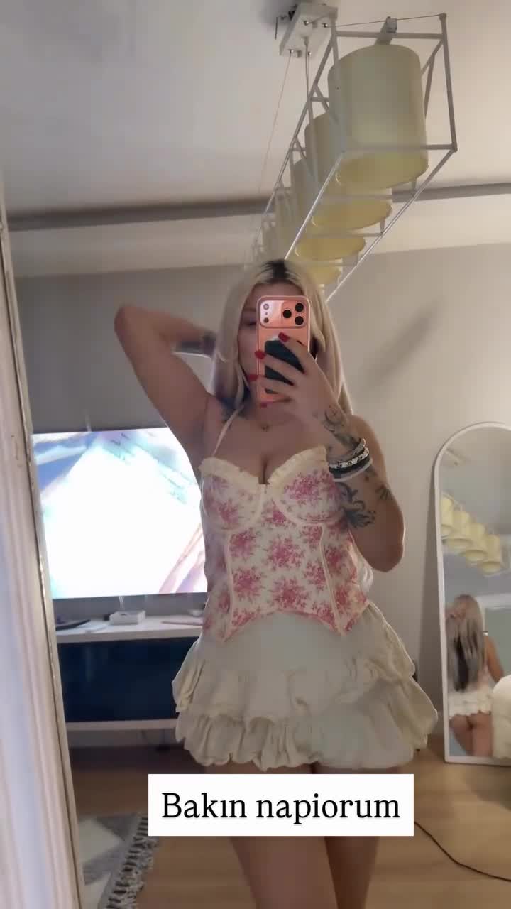 Şeyma Mestoğlu Tease Pembe Büstiyer Göğüs Sallama