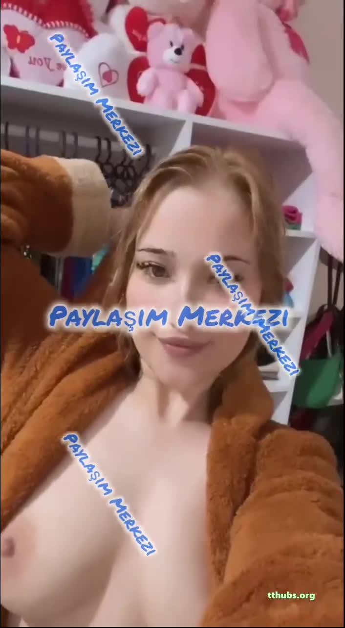 Ecrin Dilek Gökçe Peluş Önünde Göğüs Açma