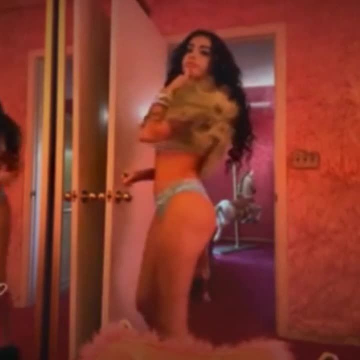 Malu Trevejo Pembe Şal Şeffaf Tanga Kalça Şovu