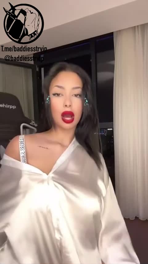 Nehirpp Tease Saten Gömlek Dudak Isırma