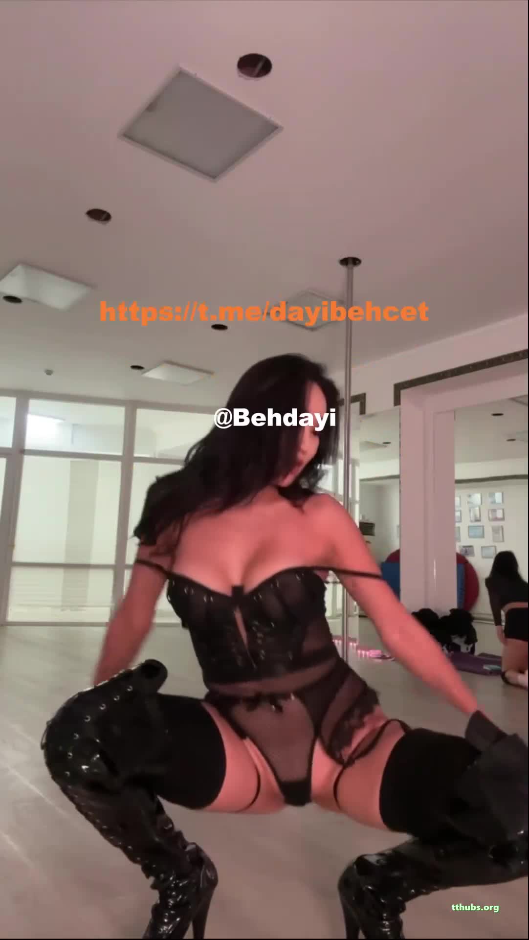 Tango Dansı Jasmine Kalça Squat Açıyor