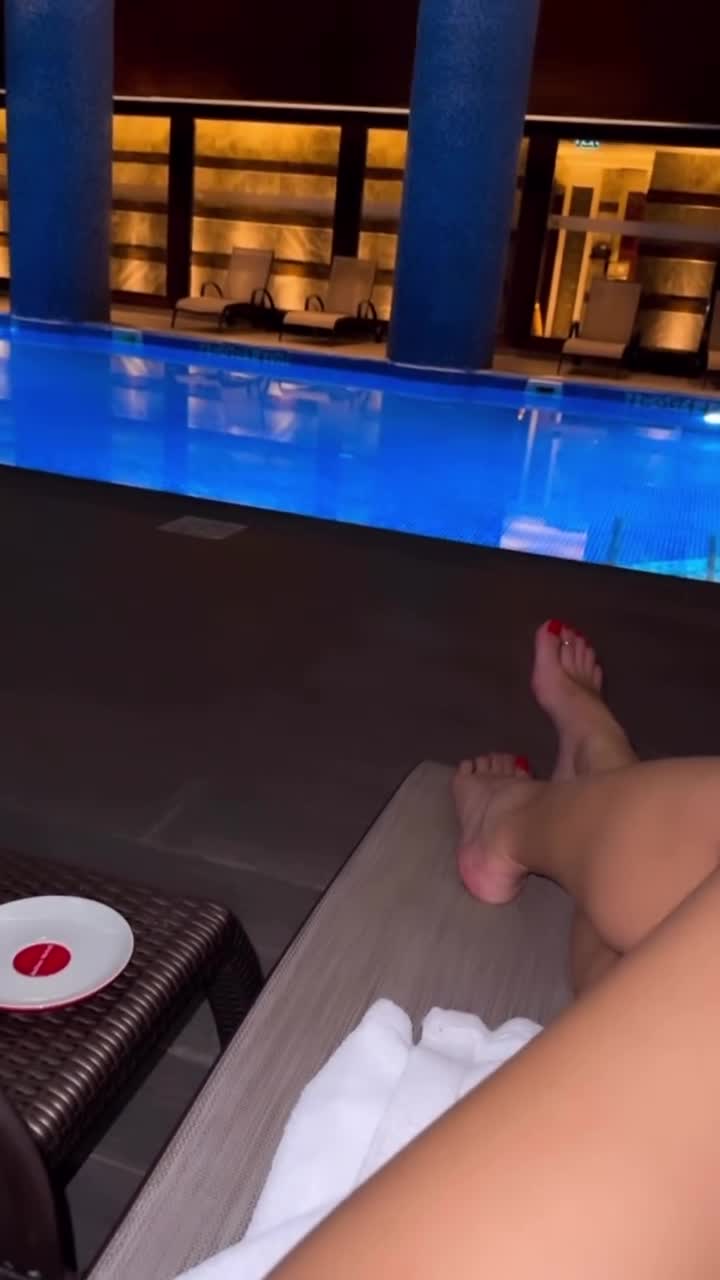 Şeyma Mestoğlu ifsa havuz kenarı bacak açma