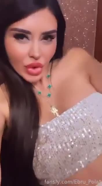 Ebru Polat Pullu Dekolte Dudak Büzme