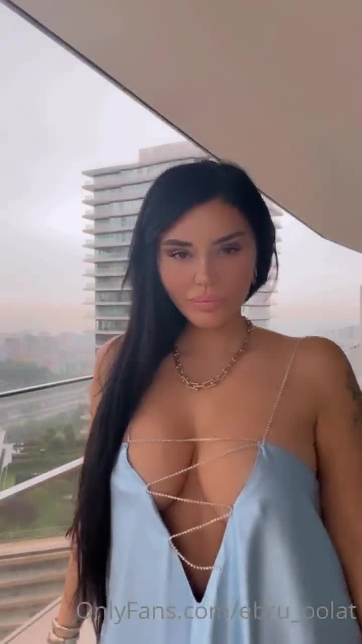 Ebru Polat Ifsa Balkon Dekolte Gobus Sikiyor