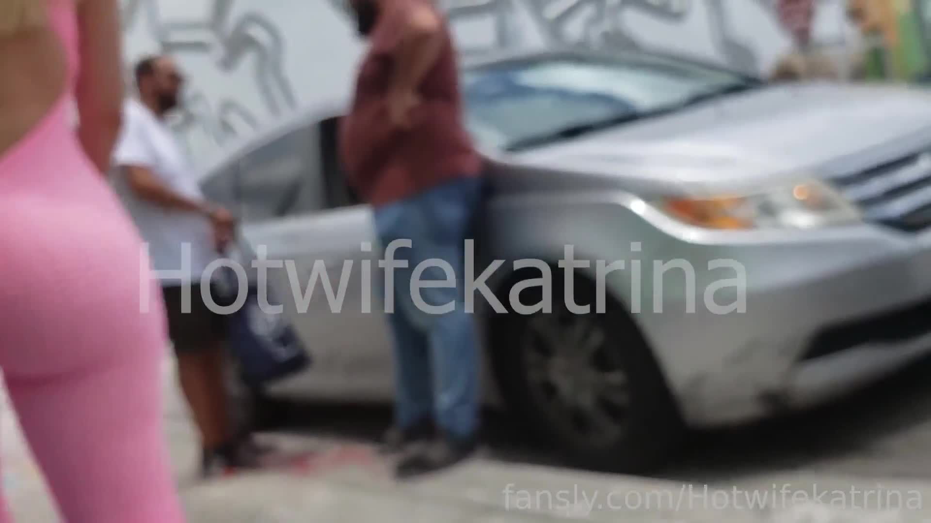 Pembe Taytli Hatun Araba Yaninda Domaliyor