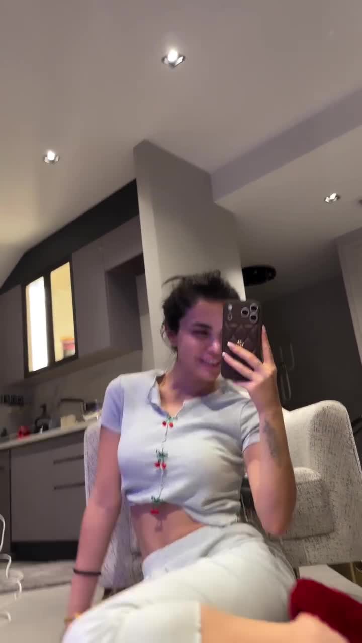 Ece Ronay Mutfak Selfie Tease